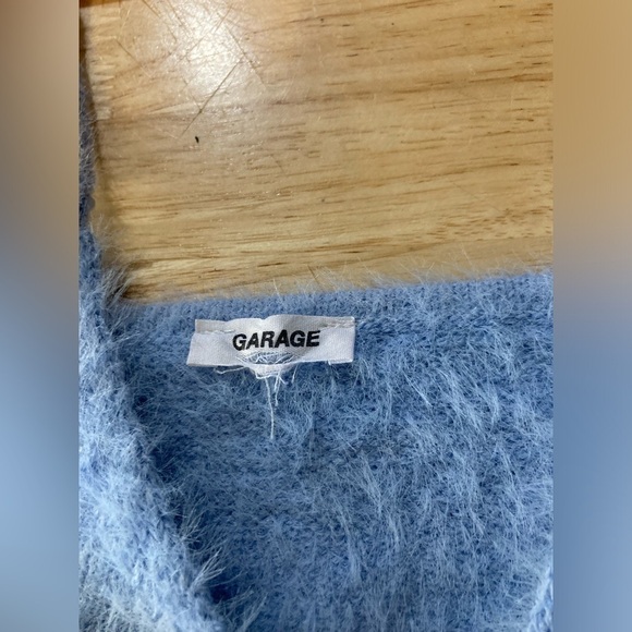 4/$25 Garage blue fuzzy cropped top in size Medium. Super cute 🥰 great condition - Picture 5 of 5